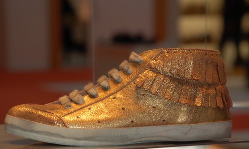 Im Trend: Sneaker Gold-Metallic. Catarina Martins